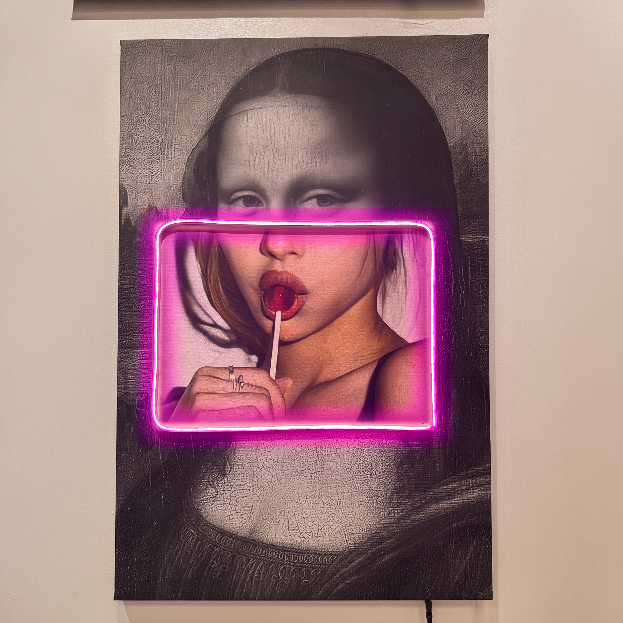 Mona Lisa Pop Art – Neon Pink Frame & Lollipop Wall Decor