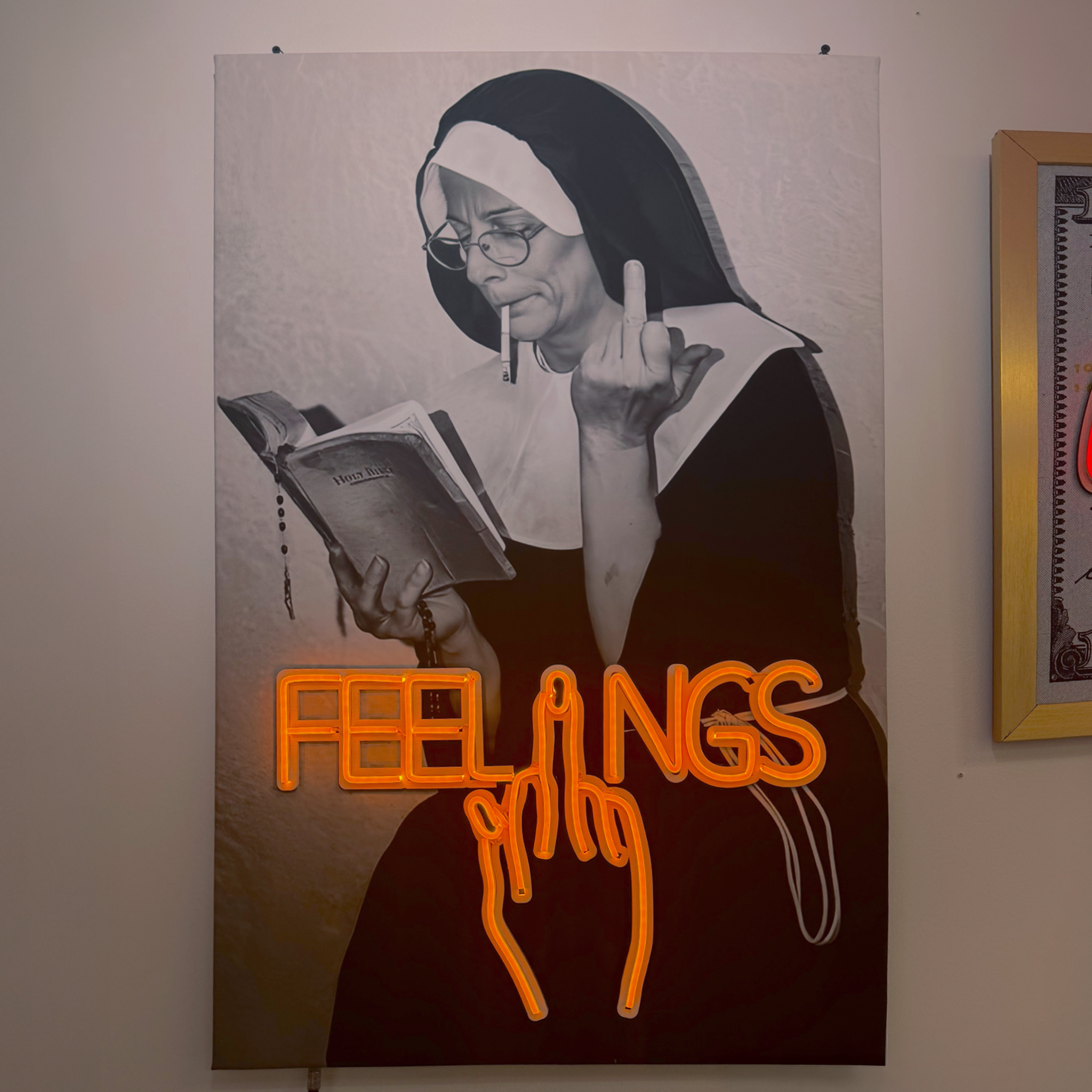 FEELINGS Neon Wall Art – Retro Black & White Design