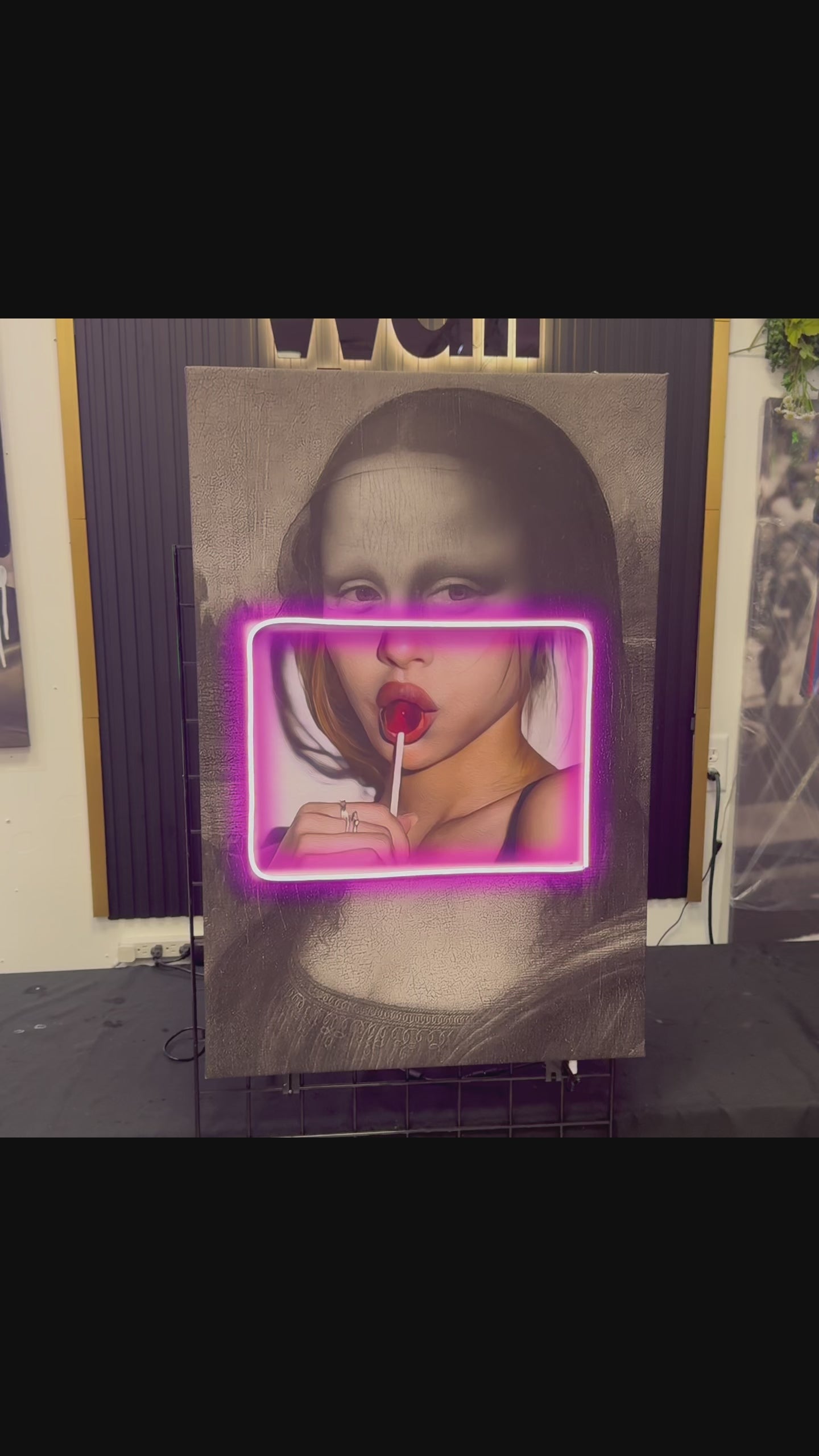 Mona Lisa Pop Art – Neon Pink Frame & Lollipop Wall Decor